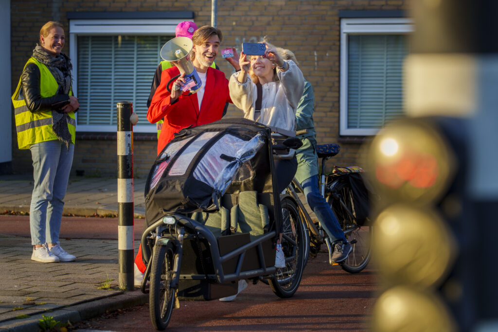 ZAANDAM -  Campagne "met elkaar overweg"  in Zaandam op de kruising Heijermanstraat en Koningin Julianaweg.