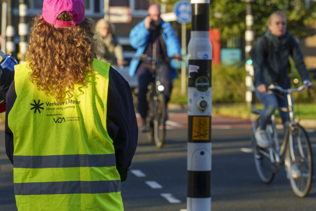 ZAANDAM -  Campagne "met elkaar overweg"  in Zaandam op de kruising Heijermanstraat en Koningin Julianaweg.