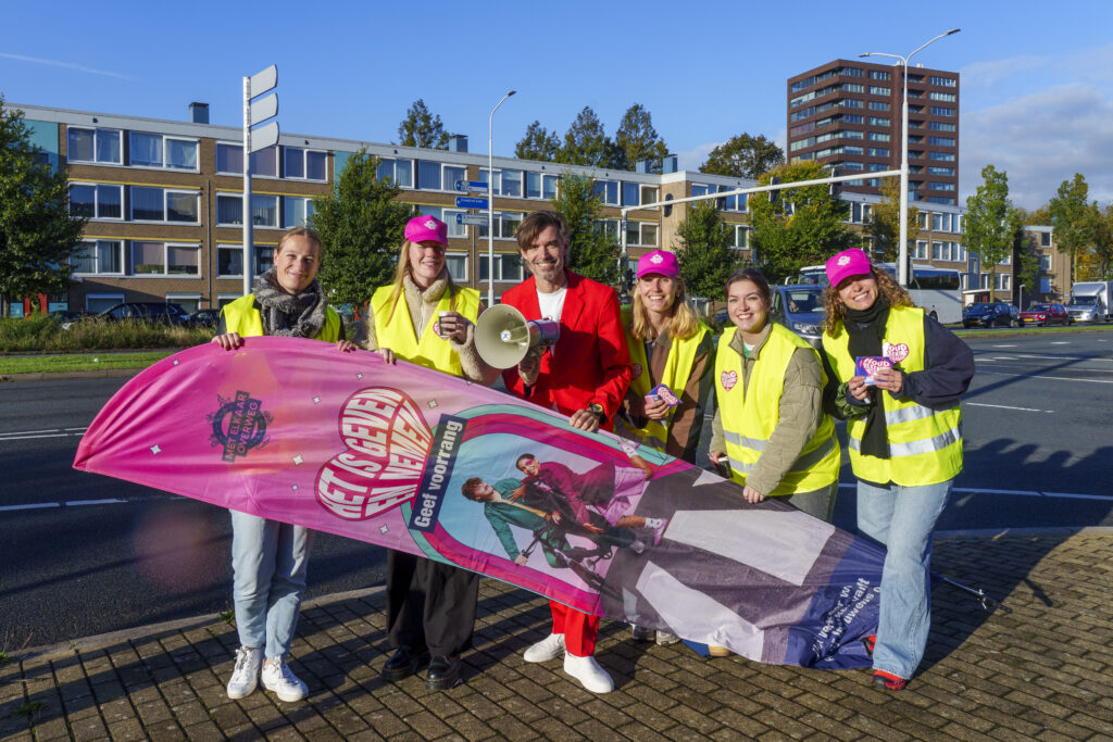 ZAANDAM -  Campagne "met elkaar overweg"  in Zaandam op de kruising Heijermanstraat en Koningin Julianaweg.