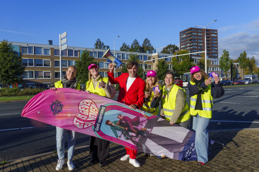 ZAANDAM -  Campagne "met elkaar overweg"  in Zaandam op de kruising Heijermanstraat en Koningin Julianaweg.